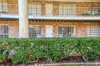 Building Photo - 2101 Fountain View Dr