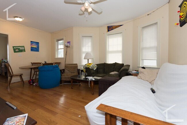Building Photo - Renovated Apt w Laundry in Unit!  2 Garage...