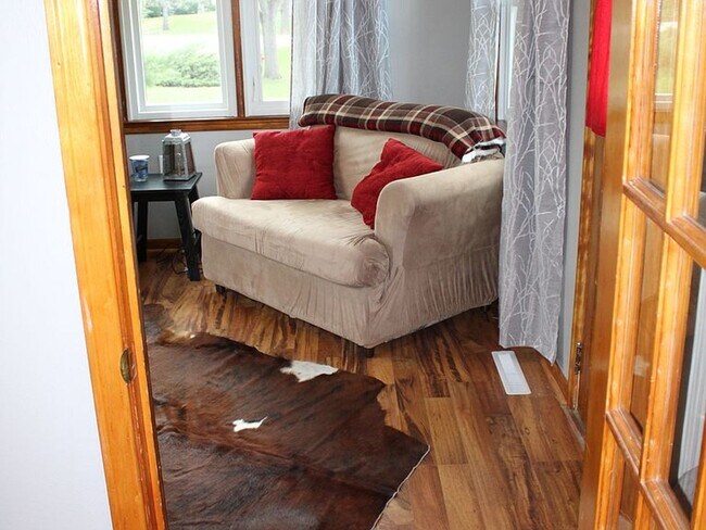 Building Photo - 2 bd 1ba house rent rent in Hudson, IA