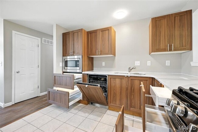 Building Photo - Updated Florissant Home!