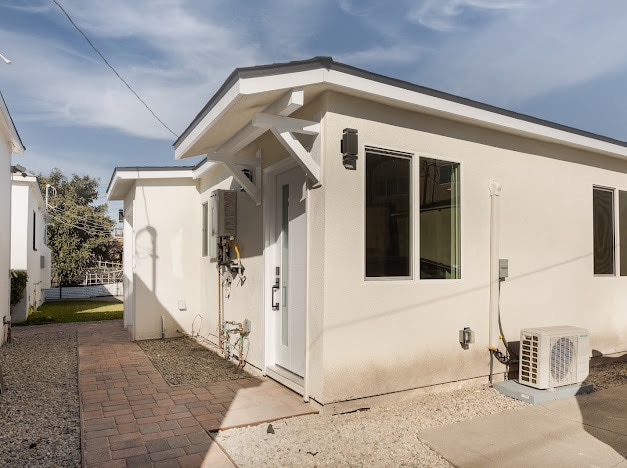 Building Photo - 2240 S Burnside Ave