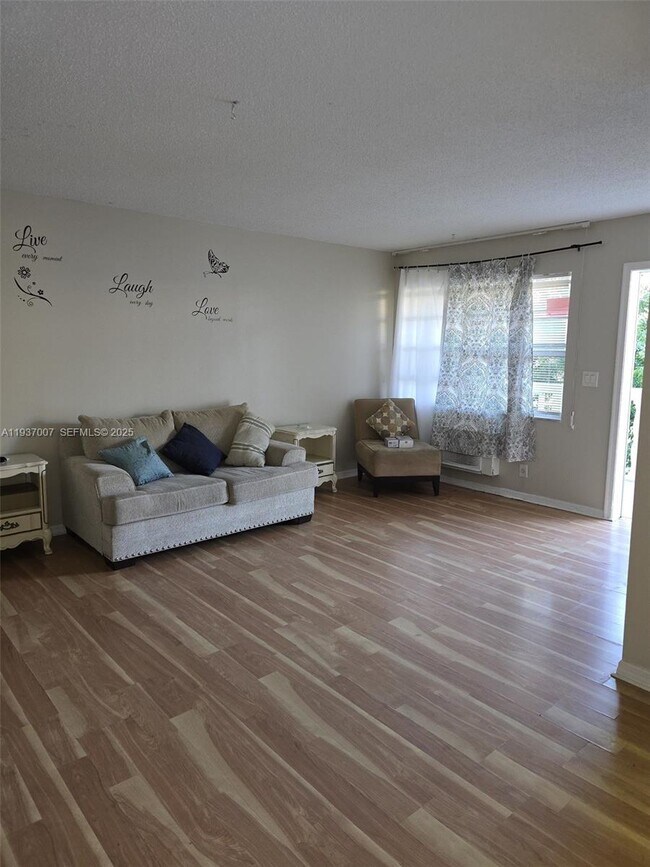 Foto del edificio - 314 S J St