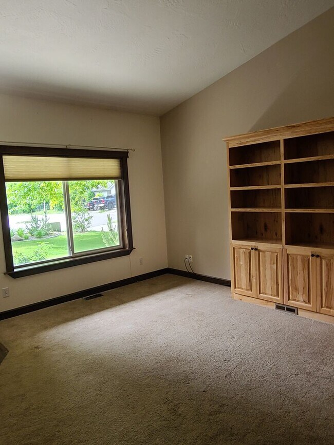 Building Photo - Beautifully updated 4 bedroom 2 bath Rathd...