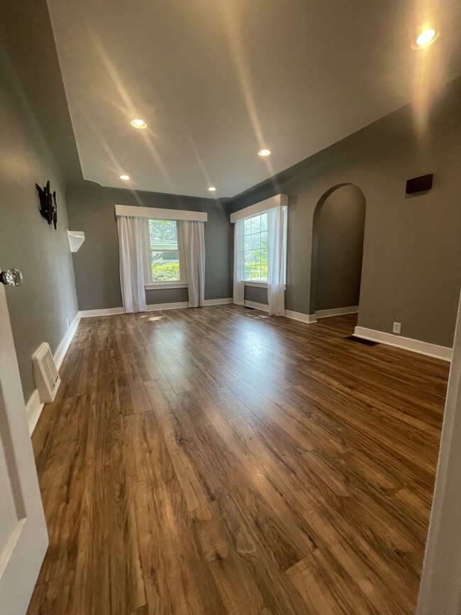Building Photo - 15623 Pruin St