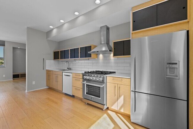 Foto del edificio - Gorgeous VIEW Townhome w/ 2 Master Suites in Coveted Eastlake