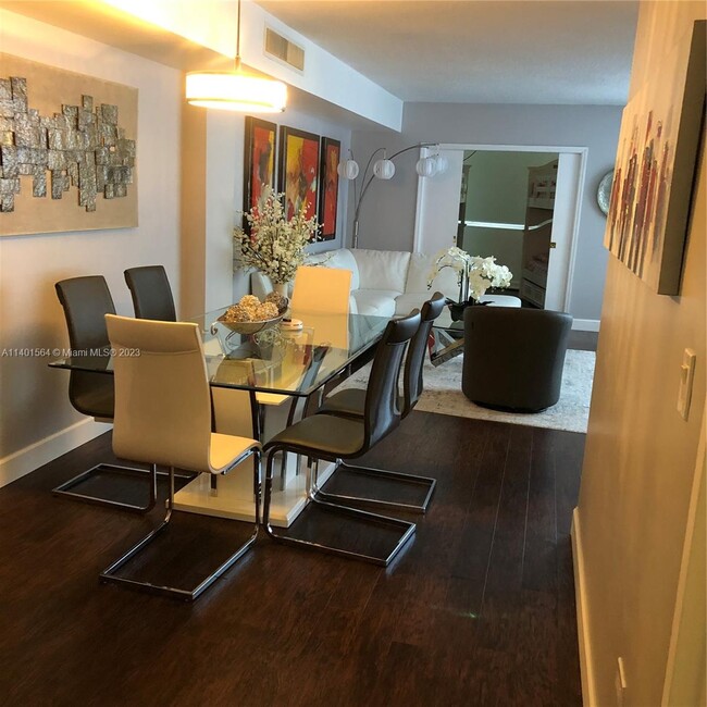 Building Photo - 905 Brickell Bay Dr