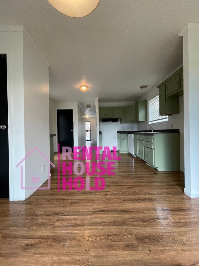 Building Photo - Completely Redone 3 Bed 1.5 Bath Rental!