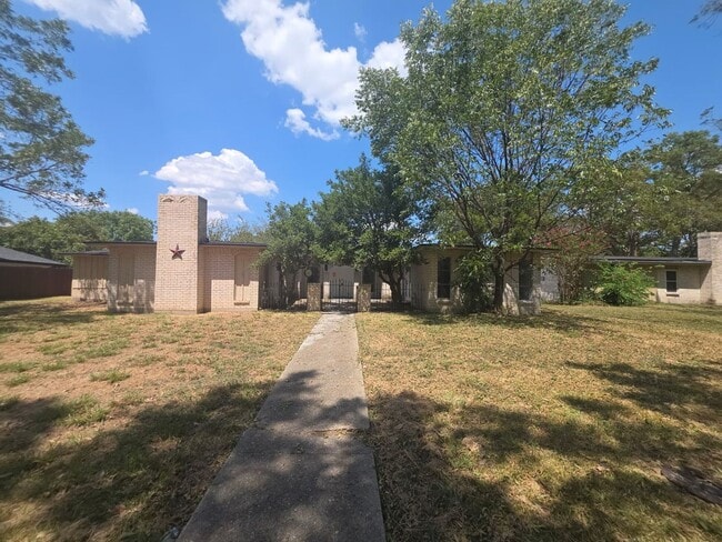 Foto del edificio - Charming 3-Bedroom Home on Spacious Lot Ne...