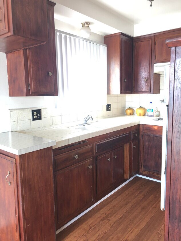 Kitchen - 812 E La Palma Dr