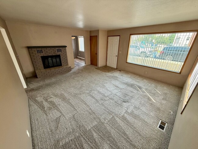 Building Photo - Welcome to this Charming 3 bedroom, 2 bath...