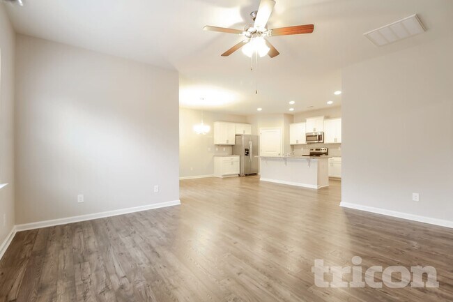 Building Photo - 453 All Seasons Dr