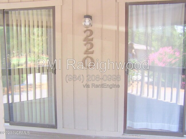 Foto del edificio - 220 Foxkroft Dr