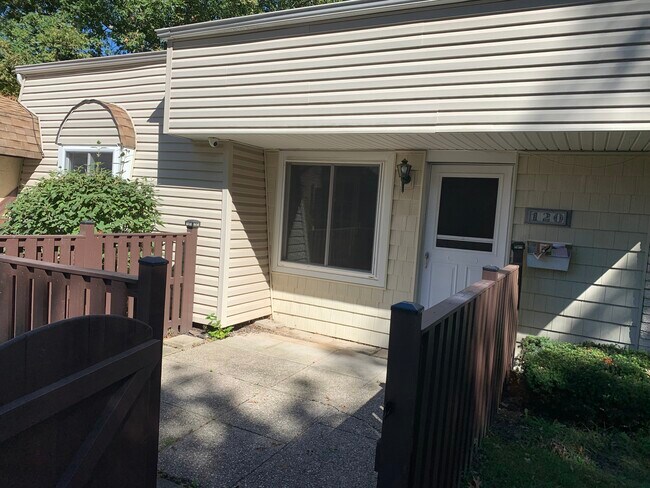 Building Photo - 120 Glen Hollow Dr
