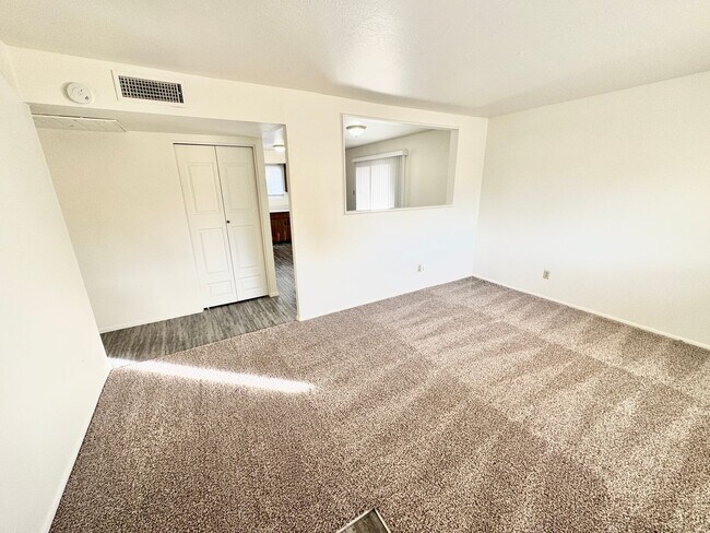 Building Photo - Stunning 4 Bedroom 2 Bath Single Level Home in Glendale! NO HOA