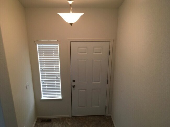 Foto del edificio - Beautiful 4 Bedroom Two-Story Home in Windsor!