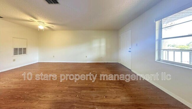 Foto del edificio - 2444 Enterprise Rd