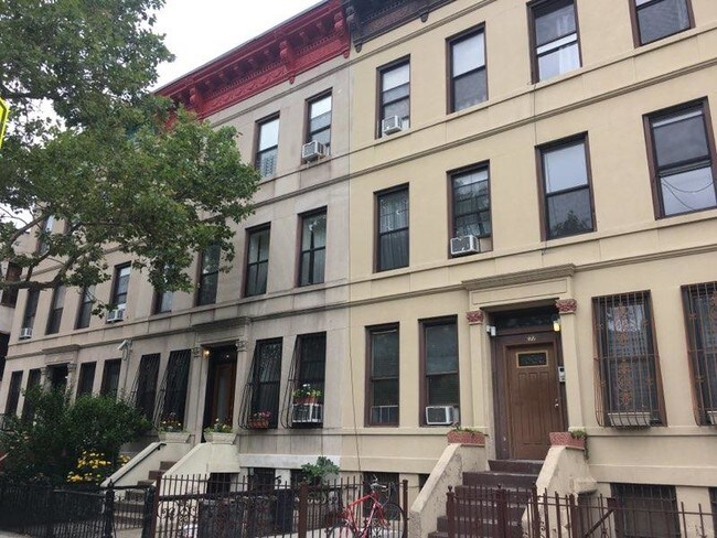 Foto del edificio - 670 Sterling Pl