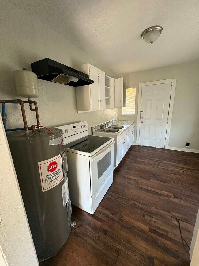 Foto del edificio - 5714 Court M Ct