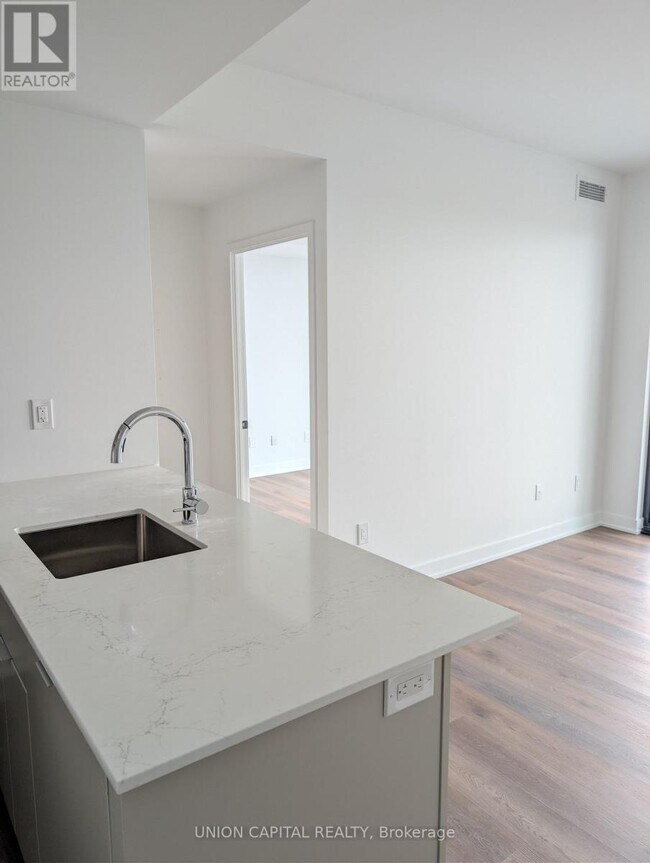 Photo du bâtiment - 2075 Lakeshore Rd.