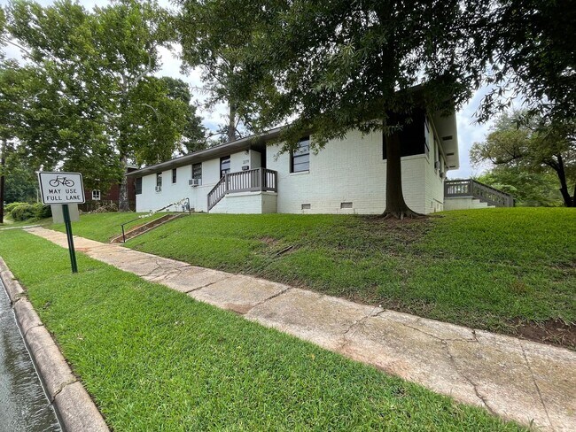 Foto del edificio - 2219 Gilbert Dr