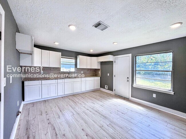 Building Photo - 413 Brown Dr