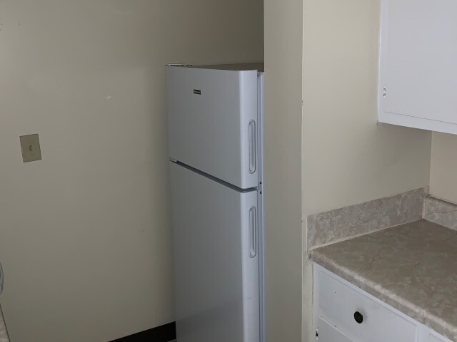 Kitchen w/White Appliances - Magnolia Manor