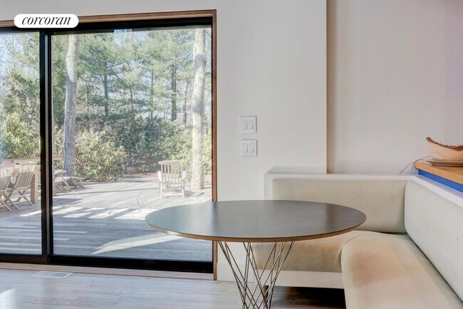 Foto del edificio - 30 Shorewood Dr