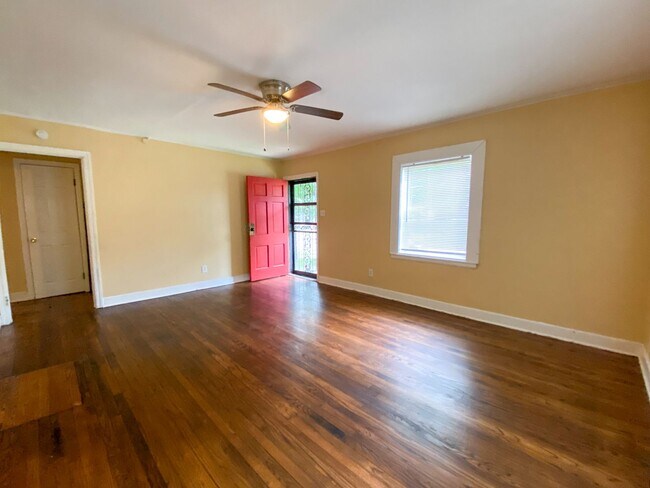 Foto del edificio - 3 Bedroom 2 bathroom near 240 and 55