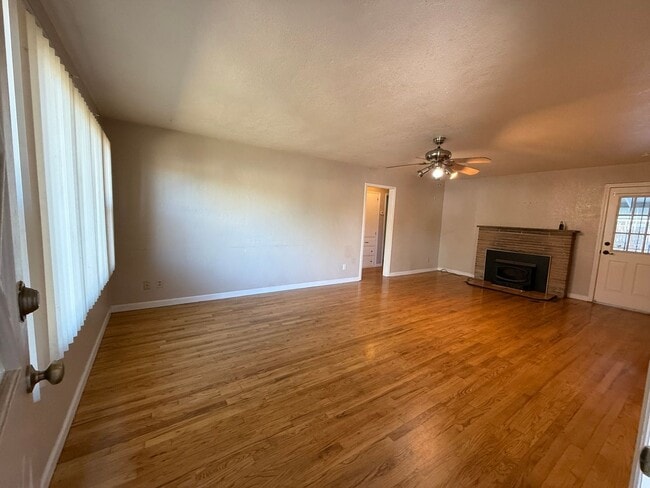 Building Photo - Single story in the heart of Modesto!