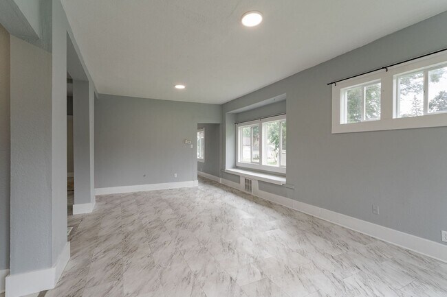Building Photo - Charming 3 Bedroom Home!!