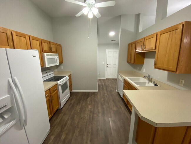 Foto del edificio - Great Location! 2 Bed 2 Bath 2 car garage.