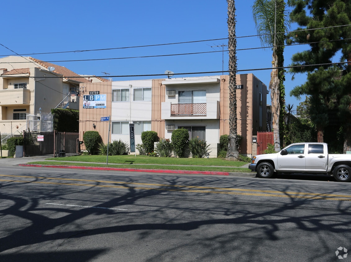 Primary Photo - 13759 Oxnard Street Apartments