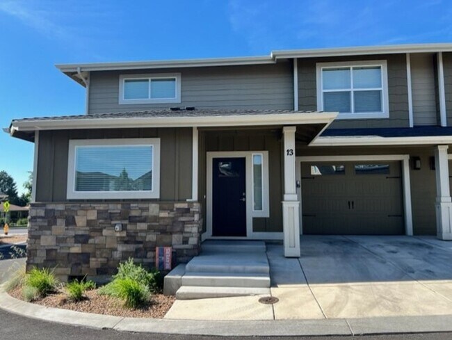 Foto del edificio - Stylish 3 Bedroom Duplex with Scenic Views and Modern Amenities: Your Perfect Redmond Retreat