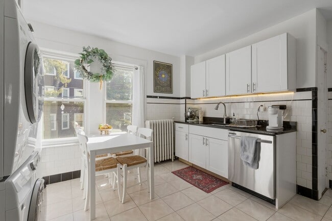 Foto del edificio - 9/1 Huge, renovated 3BR near Inman, Kirkla...