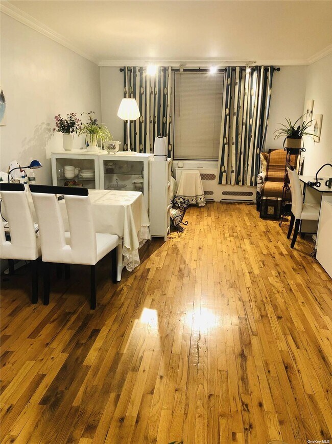 Foto del edificio - 42-26 81st St