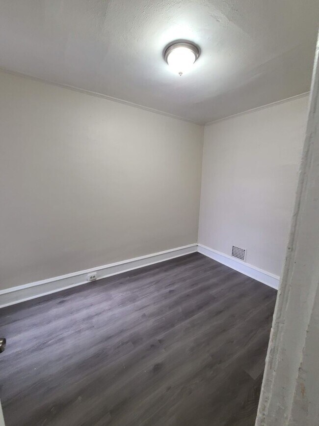 Building Photo - Large Upgraded Home! - Half off first mont...