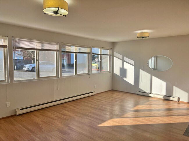 Foto del edificio - 3-Bedroom North Green Lake Townhouse-Style...