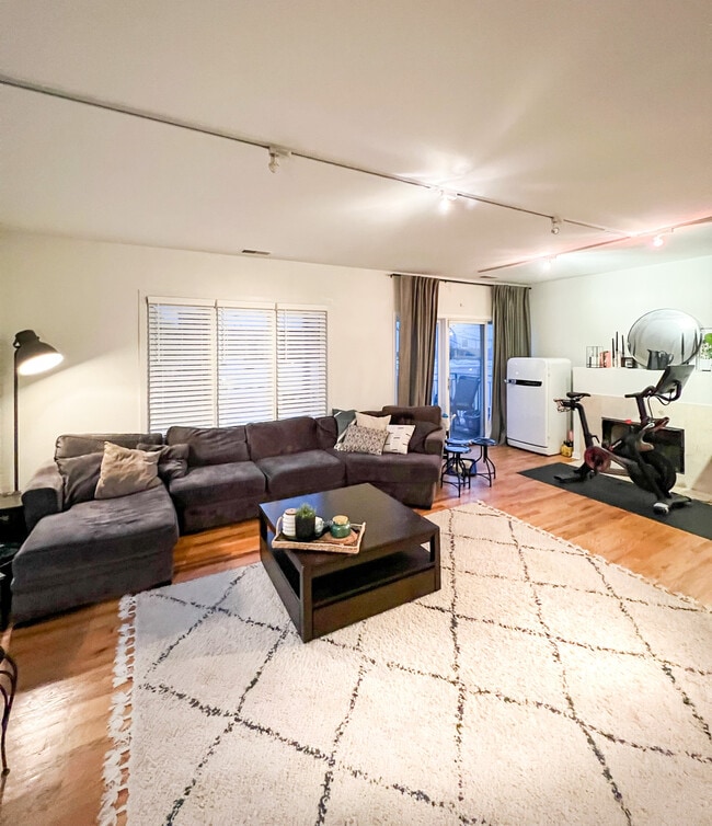 Building Photo - 912 W Chicago Ave