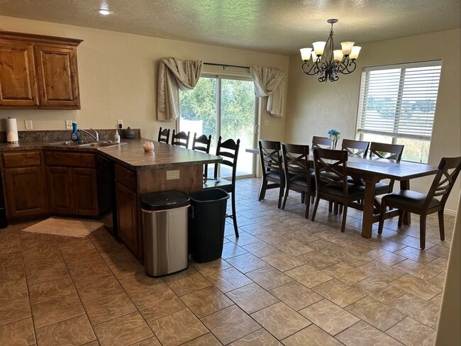 Building Photo - 674 Tanglewood Dr