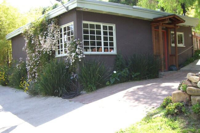 Lateral/Entrada - 275 N Topanga Canyon Blvd