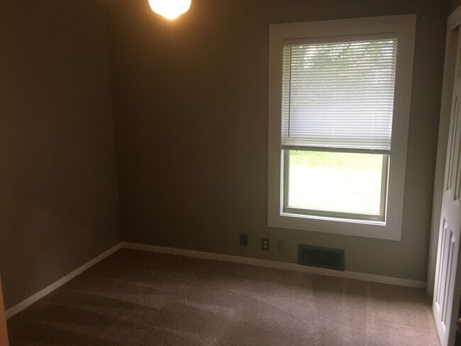 Foto del edificio - 3 Bedroom / 2 Bath Home Located Minutes from Downtown Lowell!