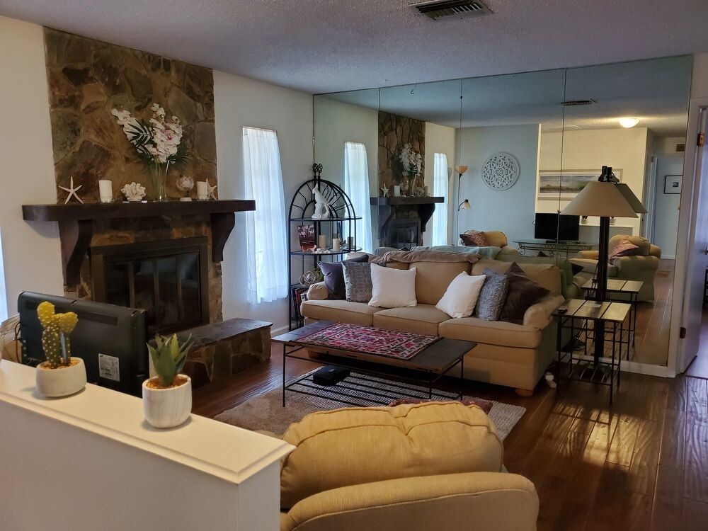 Primary Photo - 1430 Red Oak Dr