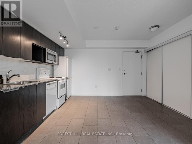 Building Photo - 15-815 Brunel Ct