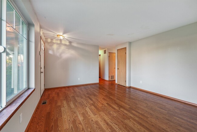 Building Photo - Great location with 3 bedrooms, office, 2 ...