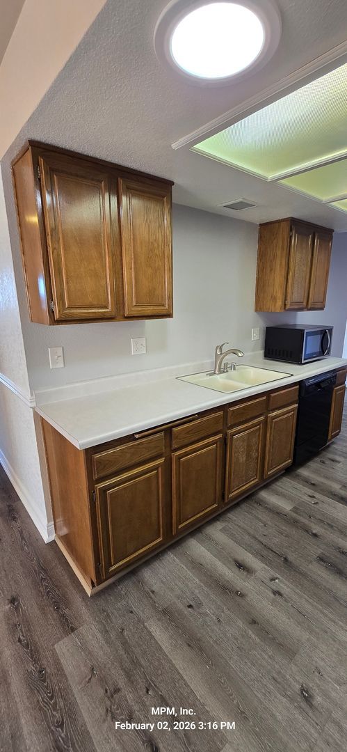 Building Photo - Lovely 2 bed 2 bath in 55 and over community