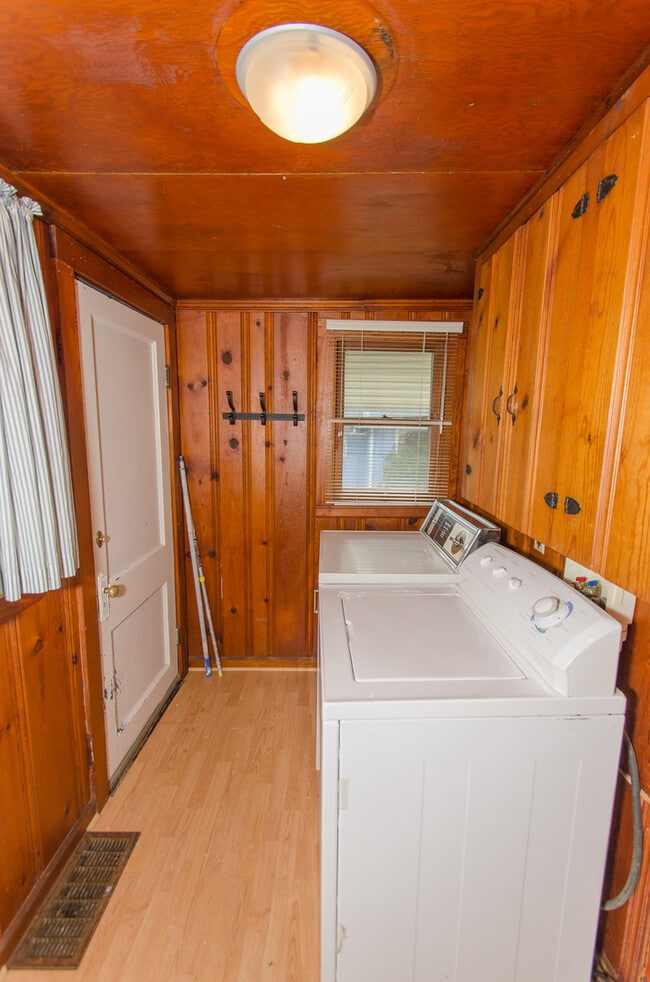 Building Photo - 3 Bedroom, 1.5 bath Home: Available July 2...