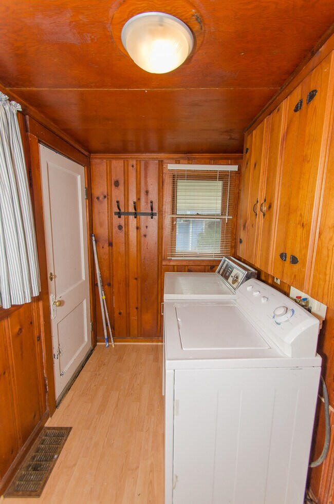 Foto del edificio - 3 Bedroom, 1.5 bath Home: Available July 2026!