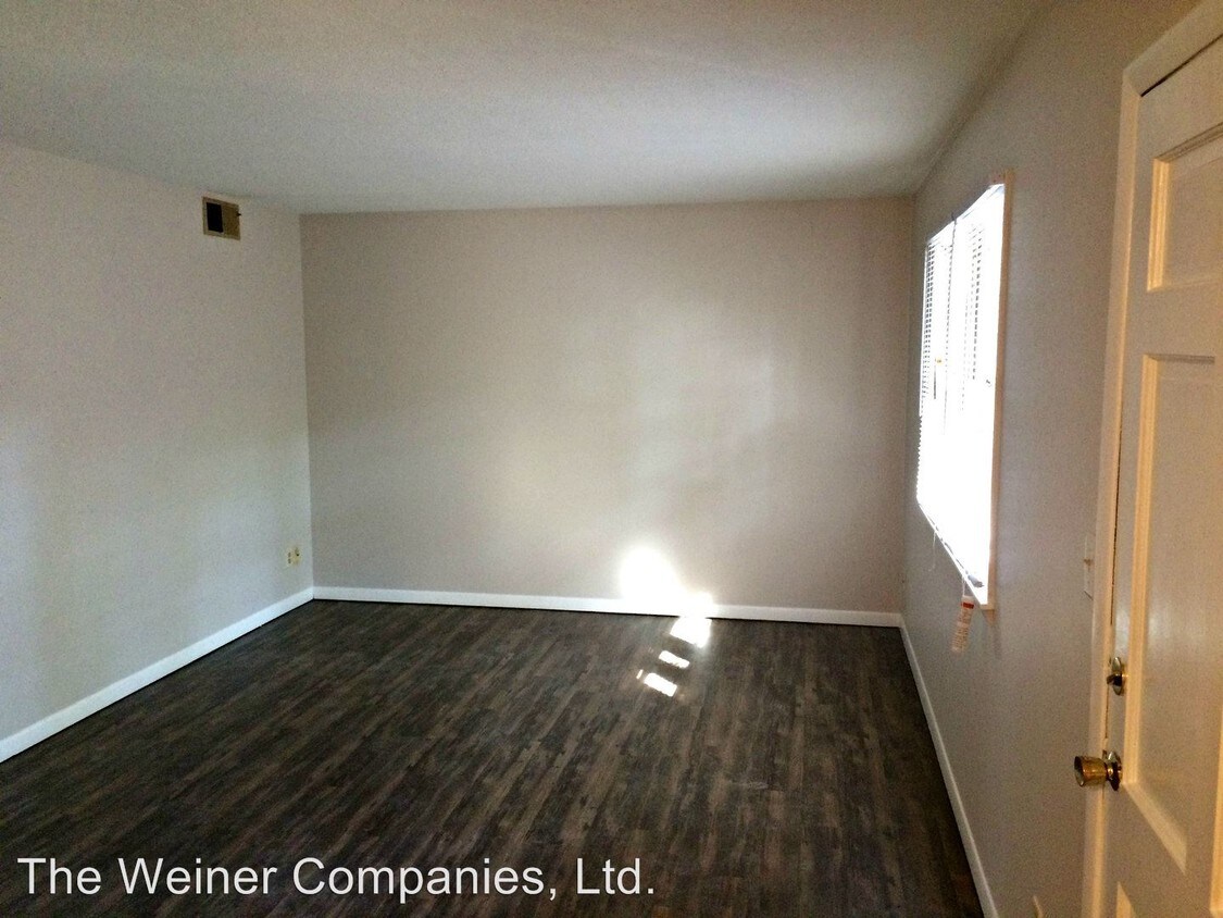 Primary Photo - 407 W White St
