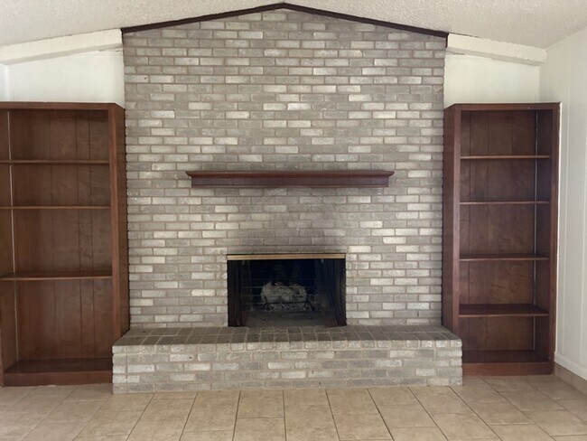 Building Photo - 2408 Carnation Dr