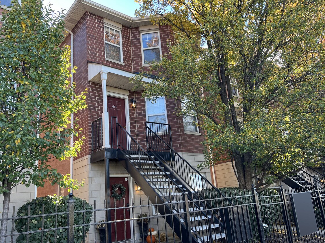 Primary Photo - 663 W Division St